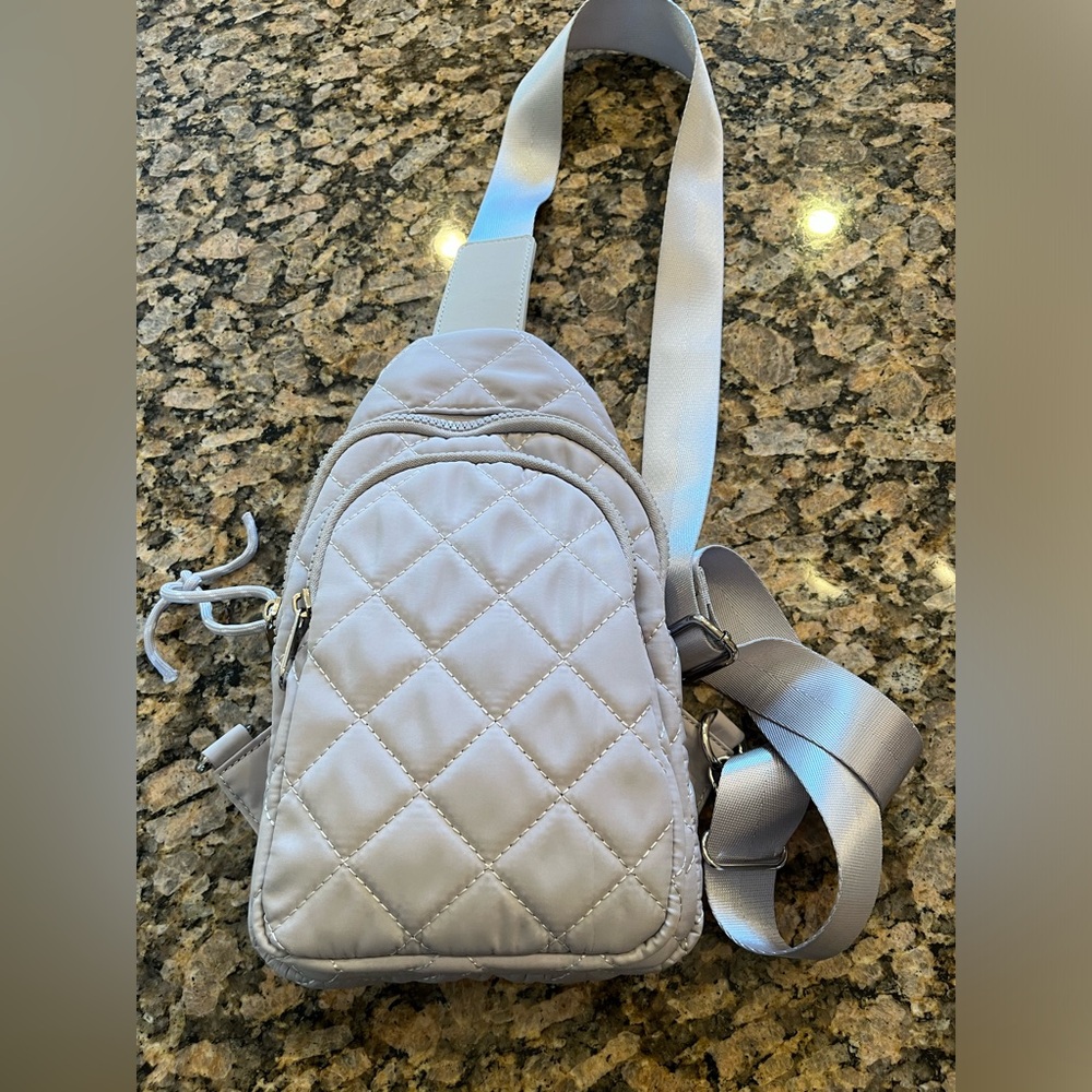 🎁 Quilted Silver Gray Sling Bag